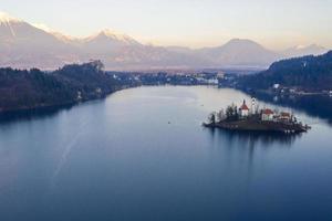 sanguinato lago aereo Visualizza panorama nel inverno foto