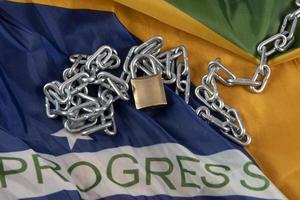 catena e brasiliano bandiera simboleggiante schiavitù nel il nazione foto