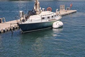 attraccato barca a vela danneggiato dopo uragano foto