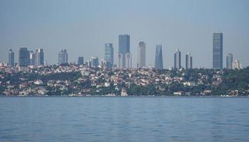 edifici nel lato dello stretto del bosforo di istanbul, turchia foto