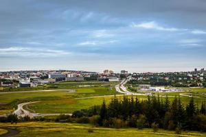 islandese capitale panorama, strade e residenziale edifici con fiordo e montagne nel il sfondo, reykjavík, Islanda foto