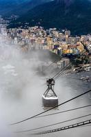 cavo auto nel il nuvole su suo modo per il superiore di pan di zucchero, e città panorama di rio de janeiro, brasile foto