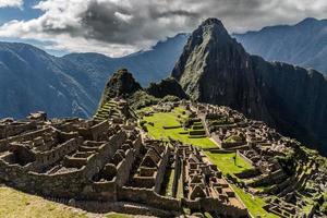 panoramico Visualizza a partire dal il superiore per vecchio inca rovine e wayna piccù, machu piccù, urubamba provincia, Perù foto