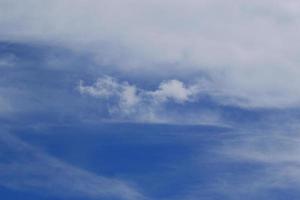 cielo azzurro e nuvole bianche foto