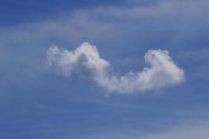 cielo azzurro e nuvole bianche foto