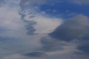 tempestoso tempo metereologico e buio nuvole foto