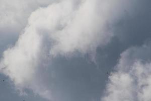 tempestoso tempo metereologico e buio nuvole foto