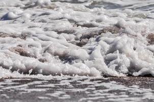 mare schiuma. spruzzo acqua foto