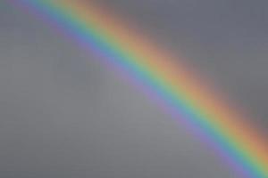 arcobaleno al di sopra di tempestoso cielo. foto