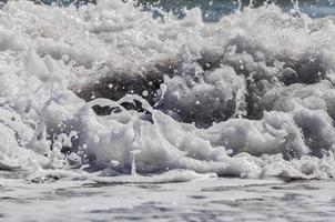 mare schiuma. spruzzo acqua foto