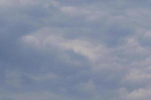 tempestoso tempo metereologico e buio nuvole foto