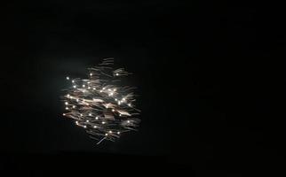 colorato fuochi d'artificio su il nero cielo foto