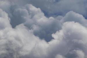 tempestoso tempo metereologico e buio nuvole foto