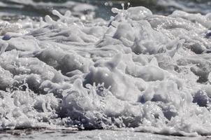 mare schiuma. spruzzo acqua foto