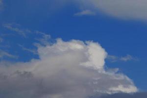 tempestoso tempo metereologico e buio nuvole foto