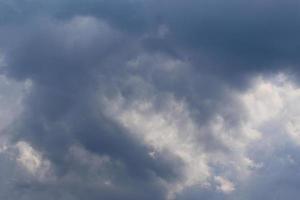 tempestoso tempo metereologico e buio nuvole foto