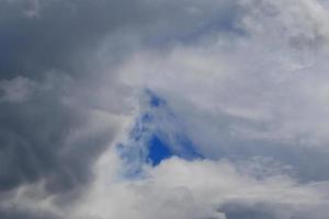 tempestoso tempo metereologico e buio nuvole foto