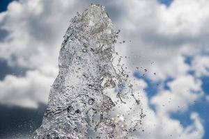 Fontana spruzzi acqua struttura nel il cielo foto