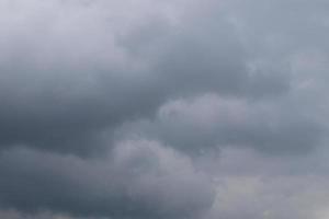 tempestoso tempo metereologico e buio nuvole foto