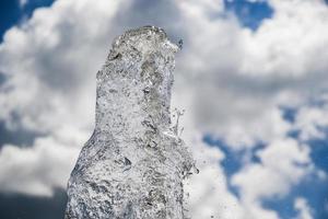 Fontana spruzzi acqua struttura nel il cielo foto