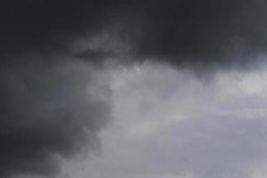 tempestoso tempo metereologico e buio nuvole foto