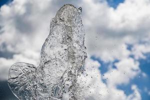 Fontana spruzzi acqua struttura nel il cielo foto