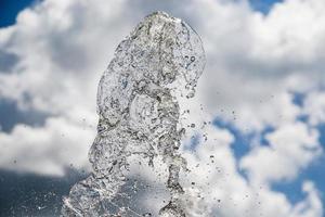 Fontana spruzzi acqua struttura nel il cielo foto