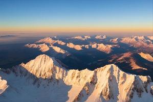 aereo paesaggio foto tiro di un' montagna a partire dal sopra, nebbia e neve