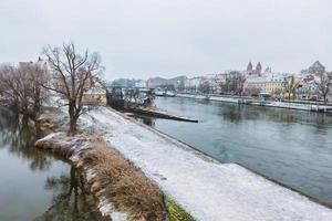 Ratisbona città viaggio nel inverno volta. Visualizza a partire dal il pietra ponte foto