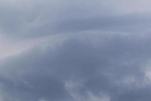 tempestoso tempo metereologico e buio nuvole foto