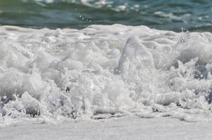 mare schiuma. spruzzo acqua foto