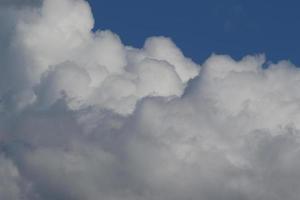 tempestoso tempo metereologico e buio nuvole foto