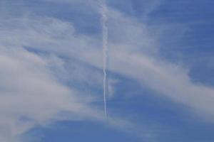 cielo azzurro e nuvole bianche foto