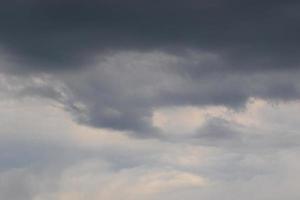 tempestoso tempo metereologico e buio nuvole foto