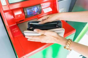 stretta di mano con il portafoglio prelevare contanti al bancomat, finanza, denaro, banca e concetto di persone
