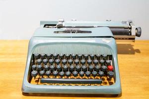 macchina da scrivere blu vintage foto