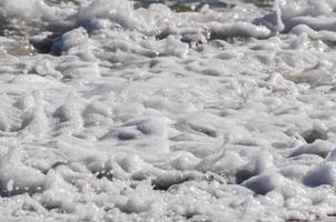 mare schiuma. spruzzo acqua foto