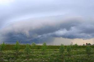 tempestoso tempo metereologico e buio nuvole foto