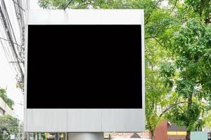 cartellone con schermo vuoto per pubblicità esterna, contro il cielo nuvoloso blu foto