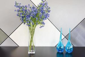 mazzi di fiori di lavanda in vaso su uno sfondo di legno con spazio di copia foto