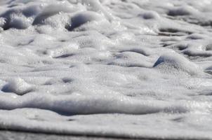 mare schiuma. spruzzo acqua foto