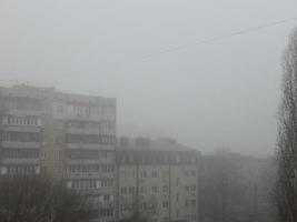 mattina inverno nebbia si blocca al di sopra di il città foto