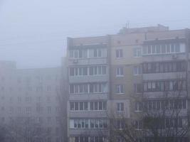 mattina inverno nebbia si blocca al di sopra di il città foto