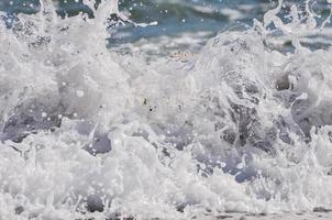 mare schiuma. spruzzo acqua foto