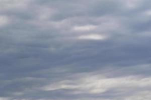 tempestoso tempo metereologico e buio nuvole foto