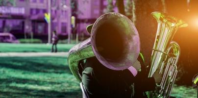 musicista giocando tuba all'aperto. foto