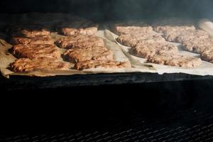 mangiare barbecue hamburger per Hamburger preparato grigliato su bbq foto