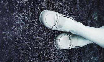 scarpe femminili alla moda sull'erba foto