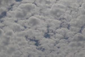 tempestoso tempo metereologico e buio nuvole foto