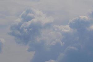 cielo azzurro e nuvole bianche foto